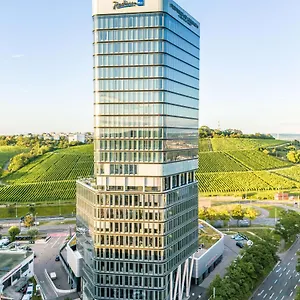 4* מלון Radisson Blu At Porsche Design Tower